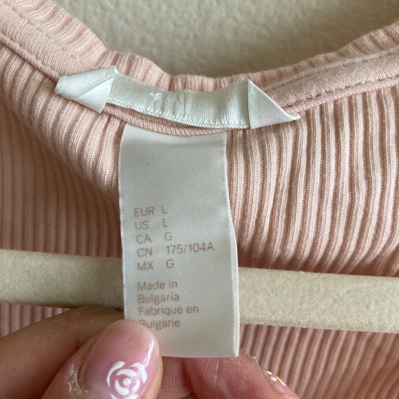 Cold shoulder rubbed pink H&M top - Picture 3 of 4